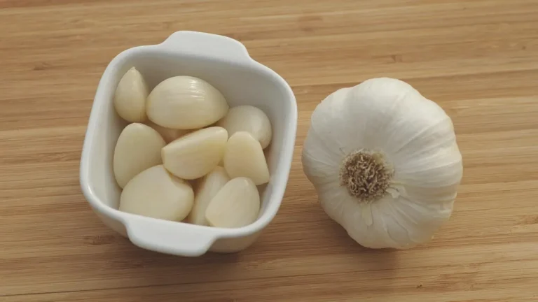 রাতে ঘুমানোর আগে এক কোয়া রসুন খেলে কী হয়? জানাচ্ছেন বিশেষজ্ঞরা