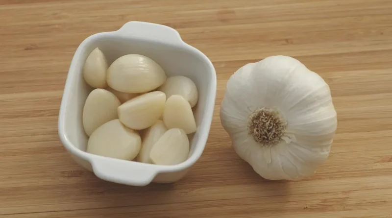 রাতে ঘুমানোর আগে এক কোয়া রসুন খেলে কী হয়? জানাচ্ছেন বিশেষজ্ঞরা